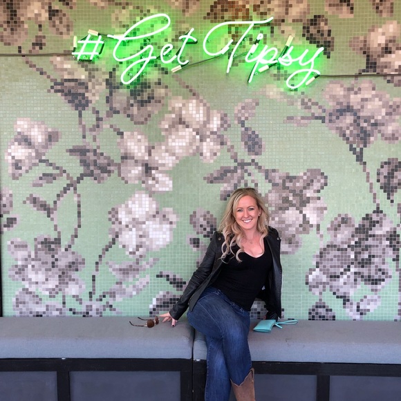 Meet your Posher, Lara - Picture 1 of 1